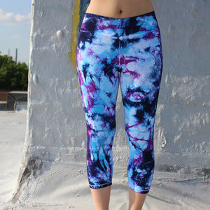 Tye dye blue purple capri exercise leggings